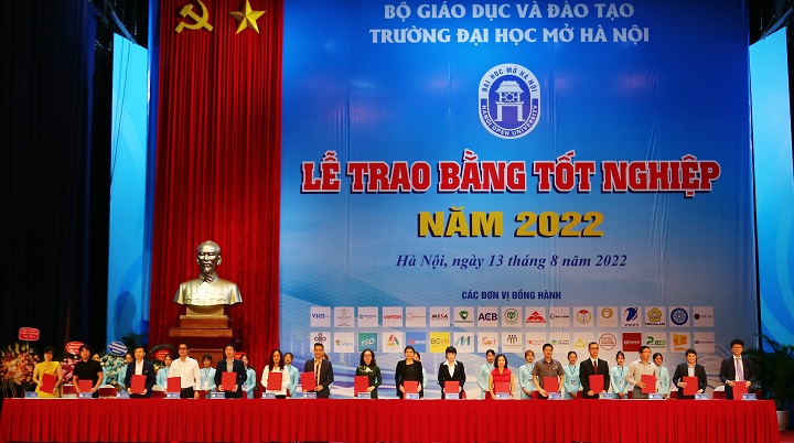 35 tập đoàn, doanh nghiệp sẵn sàng nhận sinh viên Trường Đại học Mở Hà Nội trong Lễ tốt nghiệp